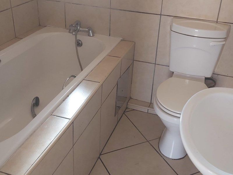 BACHELOR APARTMENT FIRST FLOOR - Photo 4