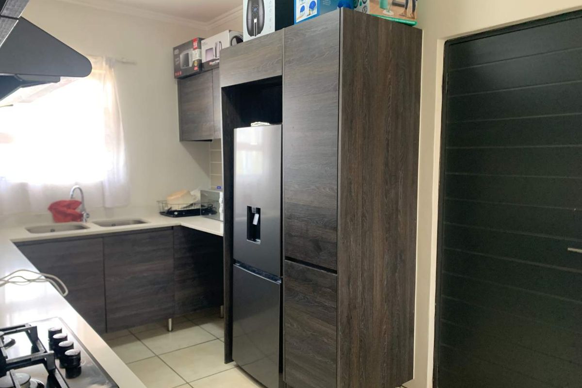 **Spacious 2-Bedroom Apartment for Sale in Stanley Park, Oakdene, Johannesburg** - Photo 4