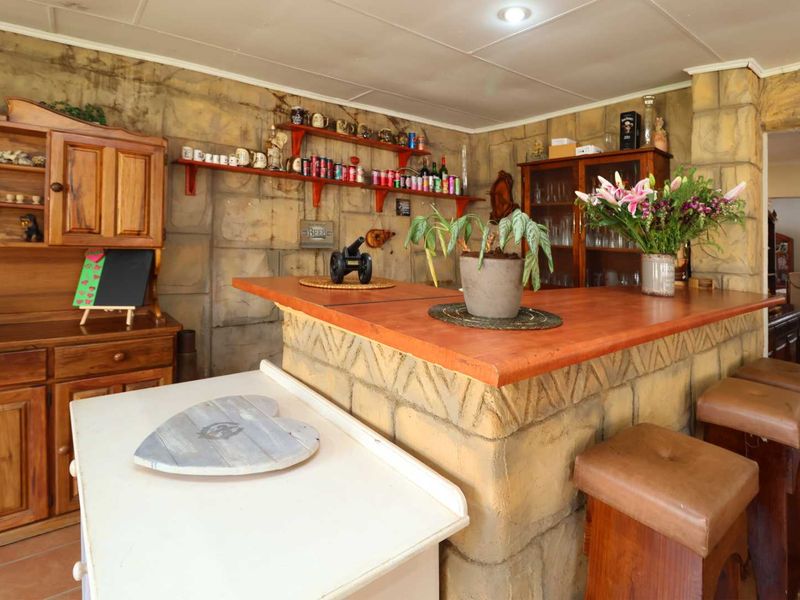 Beautiful Family Home,  Flatlet and Heated Pool - Photo 10