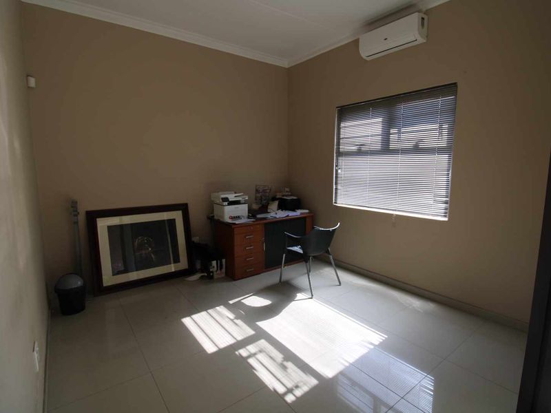 Well located on busy street close to Industrial Area! - Photo 2
