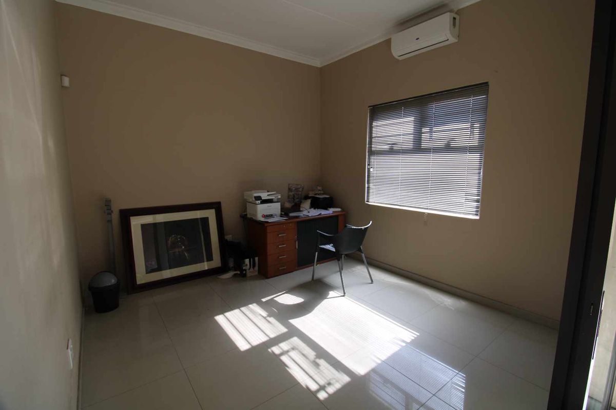 Well located on busy street close to Industrial Area! - Photo 2
