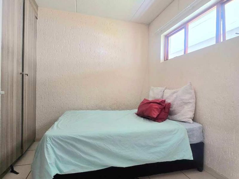 2 bed, 1 bath apartment for sale in Paulshof, Midrand. - Photo 8