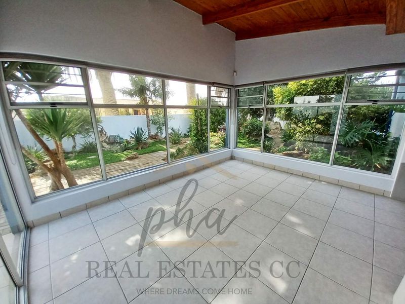 Extravagant House in the Heart of Hentiesbay, Walking Distance From Town - Photo 4