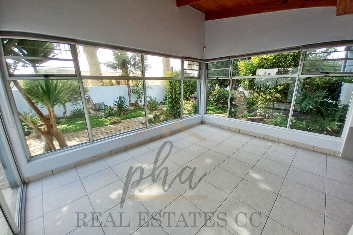 Extravagant House in the Heart of Hentiesbay, Walking Distance From Town - Photo 4