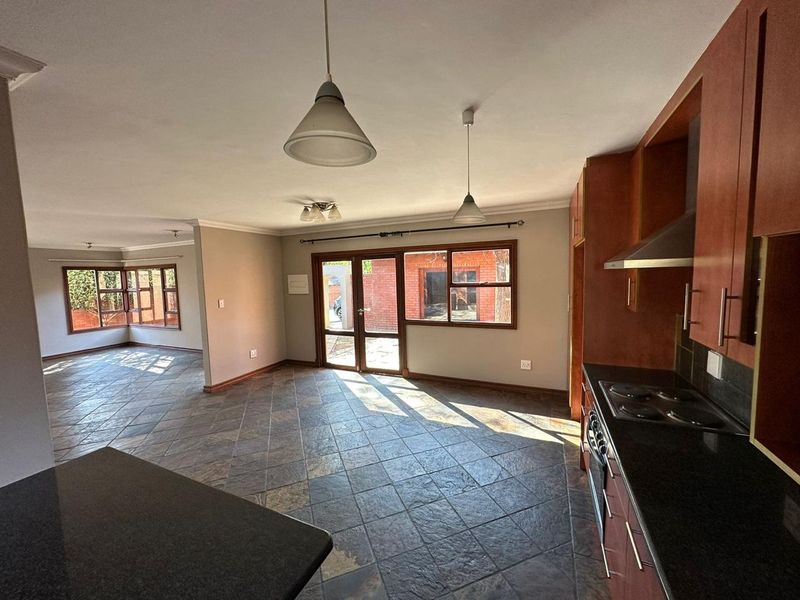 Spacious 3 bedroom duplex in Equestria - Photo 5