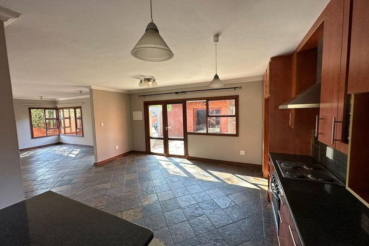 Spacious 3 bedroom duplex in Equestria - Photo 5