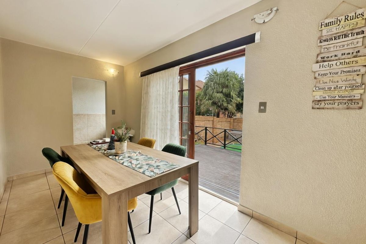 GORGEOUS PRIVATE AND SECURE HOME IN PEMBROOK FOR RENT - Photo 5