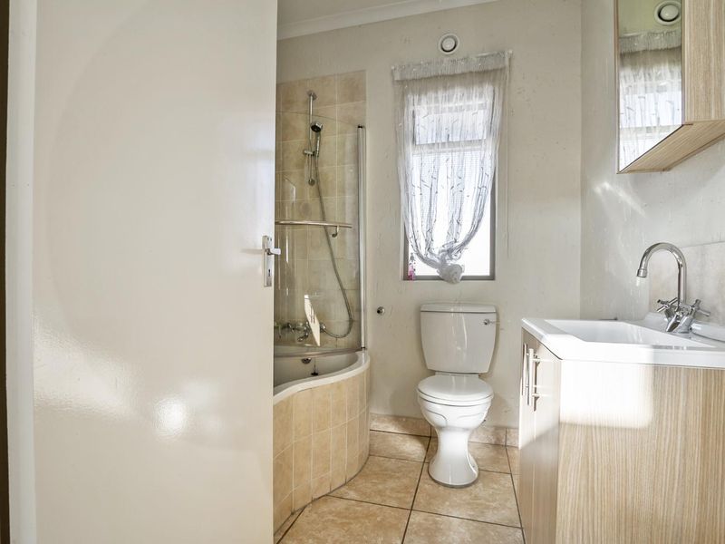 TOP FLOOR APARTMENT IN THE BOUNDARY LONEHILL AREAS - Photo 7