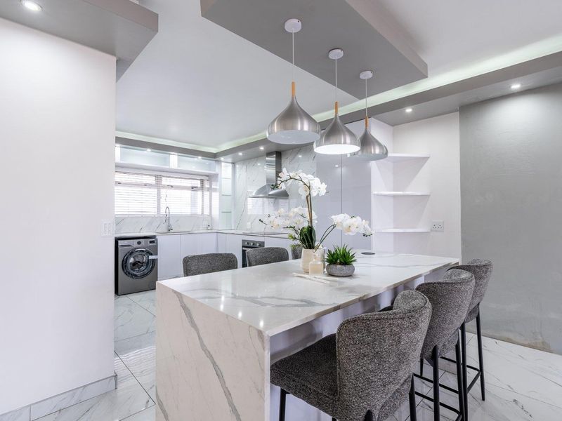 3 Bedroom Duplex Penthouse in the Iconic Knightsbridge, Century City - Photo 6