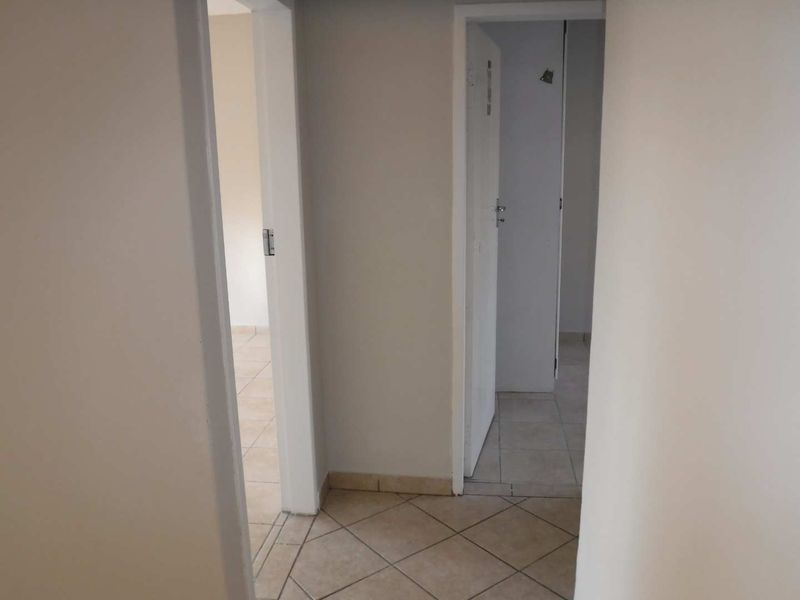 Comfortable 2-Bedroom Apartment with Covered Parking Spot - Photo 7