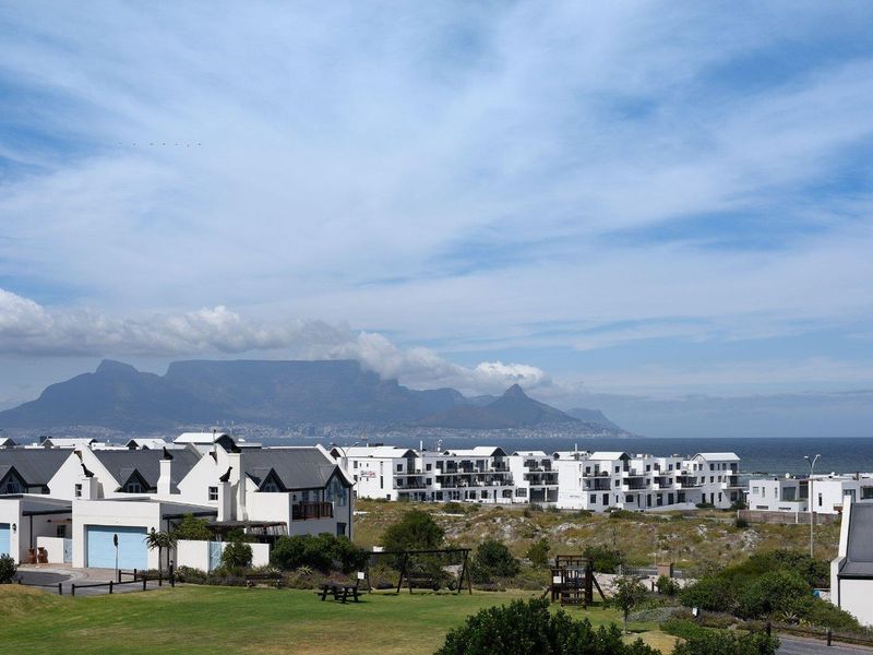 Stunning family home with amazing sea and greenbelt views in the heart of the Big Bay kite surfing paradise - Photo 5