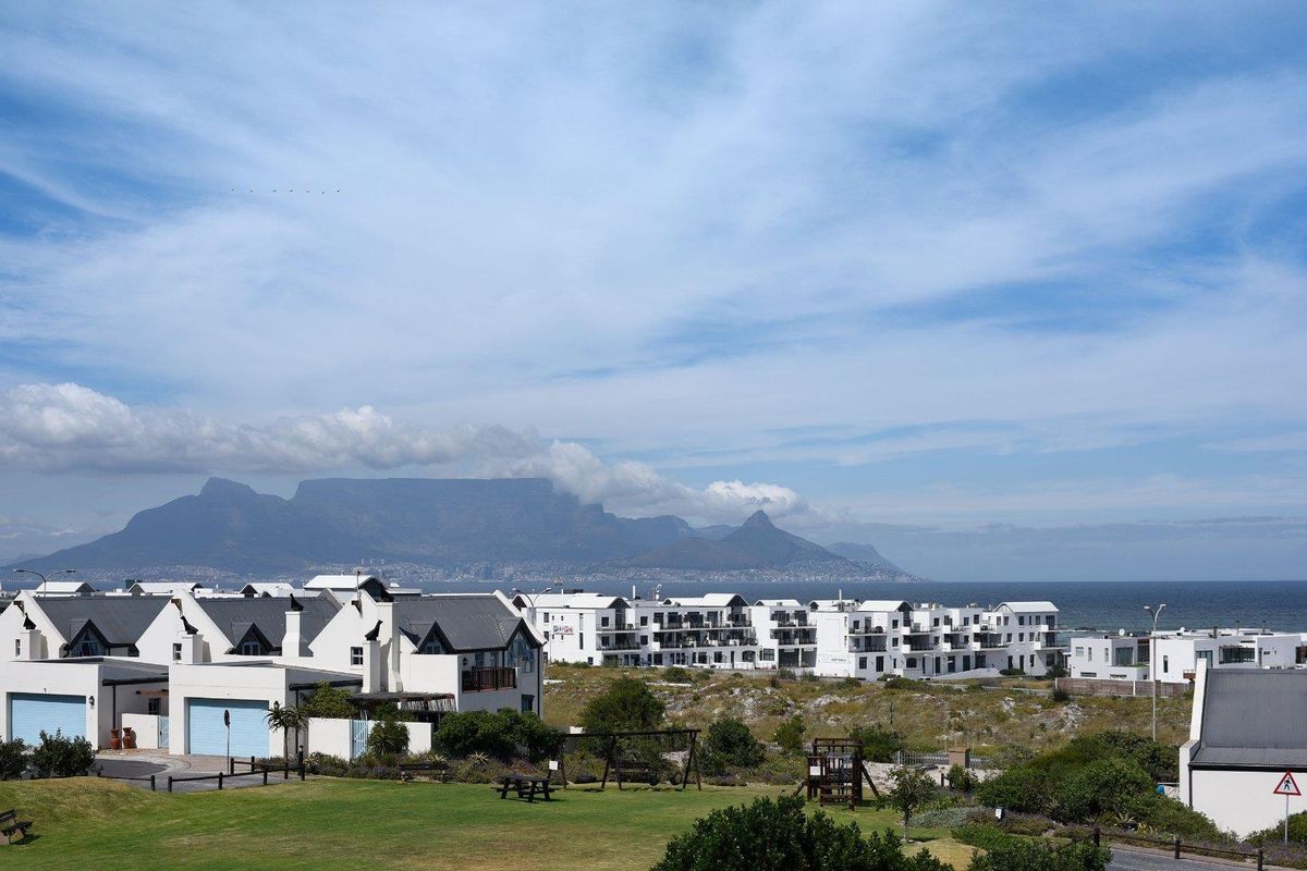 Stunning family home with amazing sea and greenbelt views in the heart of the Big Bay kite surfing paradise - Photo 5