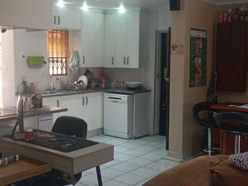 Charming three bedroom Townhouse - Photo 8