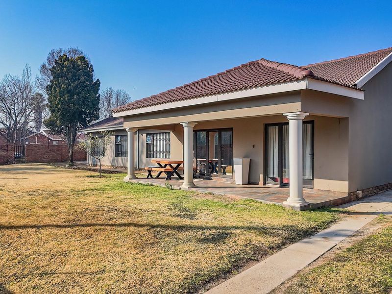Spacious 3-Bed Home with Pool & Self-Contained Flat! - Photo 2