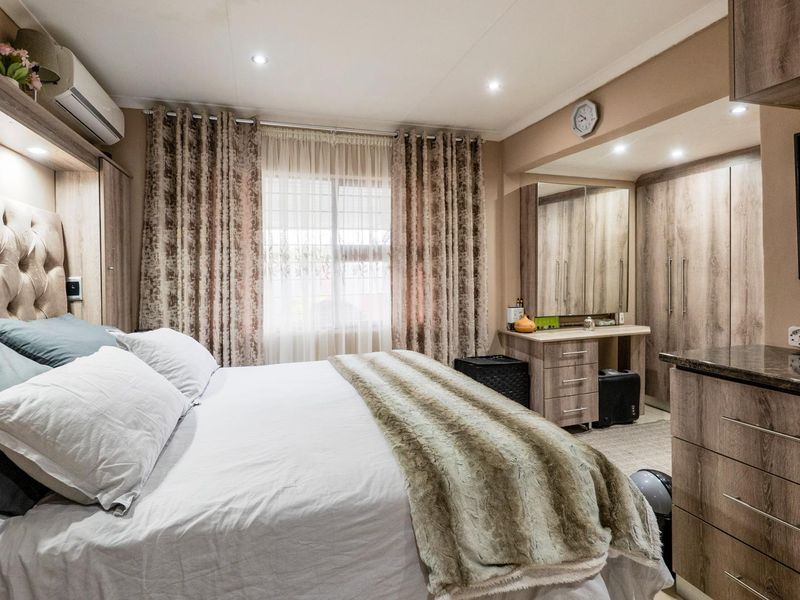 Modern pet friendly simplex - Photo 9