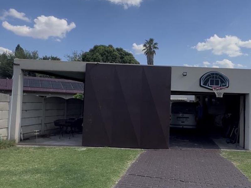 Stunning 1700m2 Entertainer's Dream with 1-Bed Cottage & Solar Pool in Brackenhurst - Photo 2