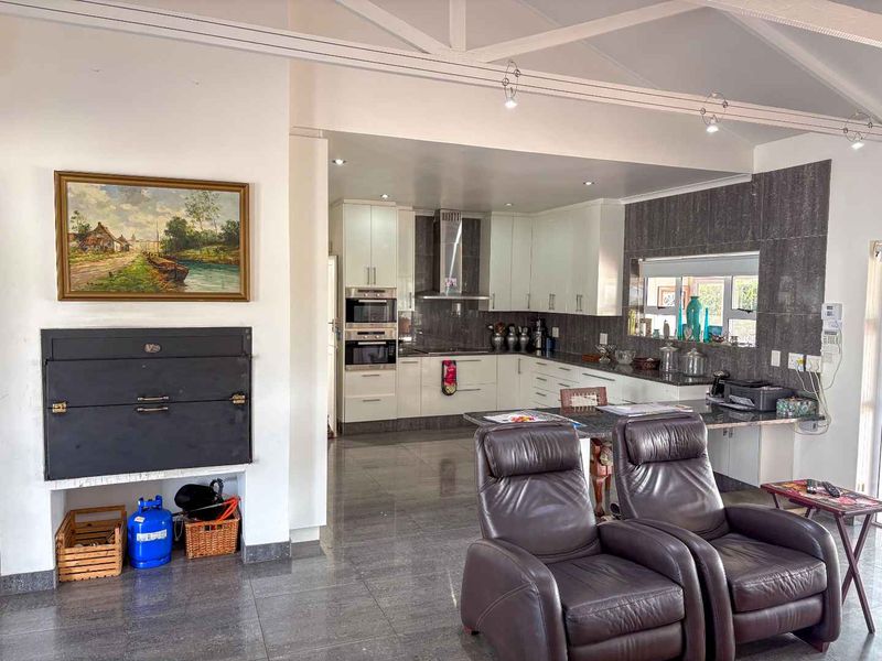 Where Family Comfort Meets a Coveted Goukou River Location - Photo 6