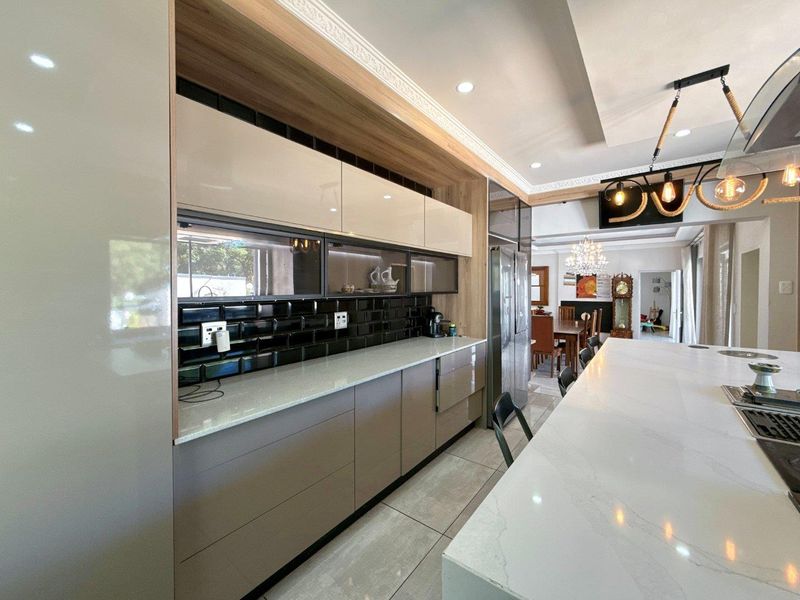 Entertainer’s Dream Family Home in Secure Waterkloof Ridge - Photo 7