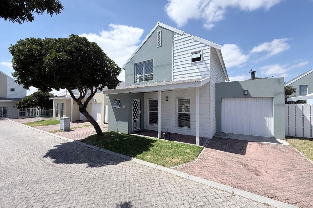 Beautifully Maintained Double-Storey Home in Sought-After Coral Grove - Photo 2