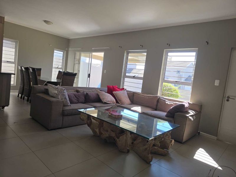 Elegant Family Living in Coral Wood Village Estate – Spacious 3-Bedroom Home with Double Garage and Private Garden in Blue Hills, Midrand - Photo 4