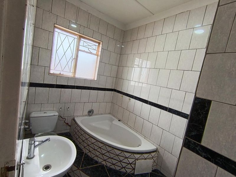 Stylish Top-Floor Living in the Heart of Bloemfontein. - Photo 9