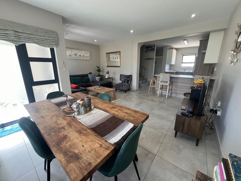 Beautiful, modern, and delightful  three-bedroom semi-detached duplex - Photo 4