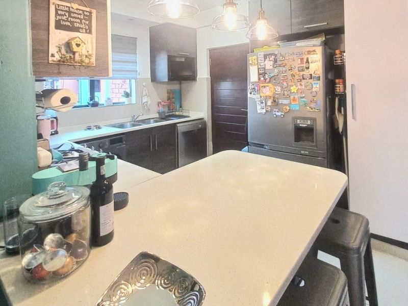 Morden Gem Apartment - Photo 3