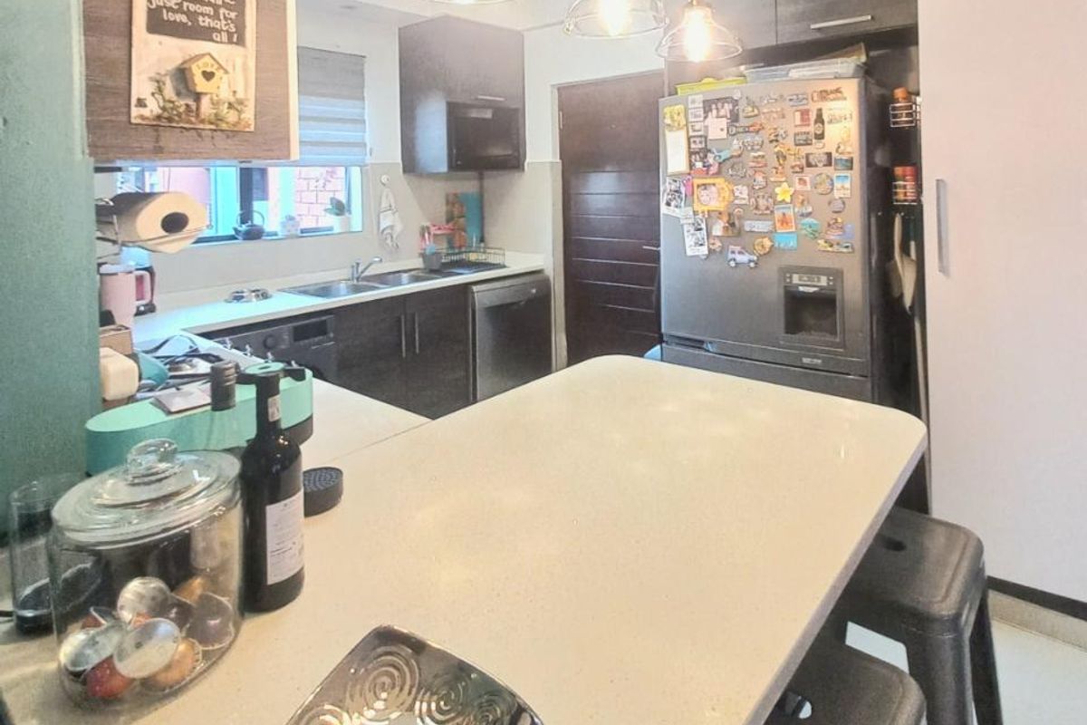 Morden Gem Apartment - Photo 3