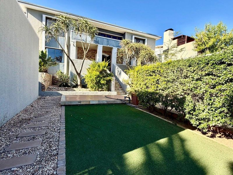 4 Bedroom House For Sale in Luxury Hill - Photo 2