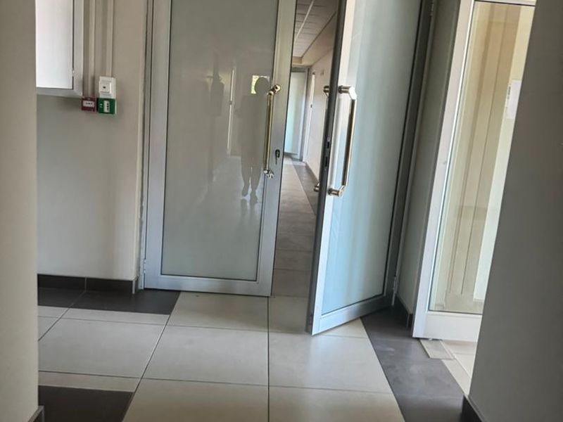 MODERN OFFICES TO LET - SHARED BUILDING - Photo 3