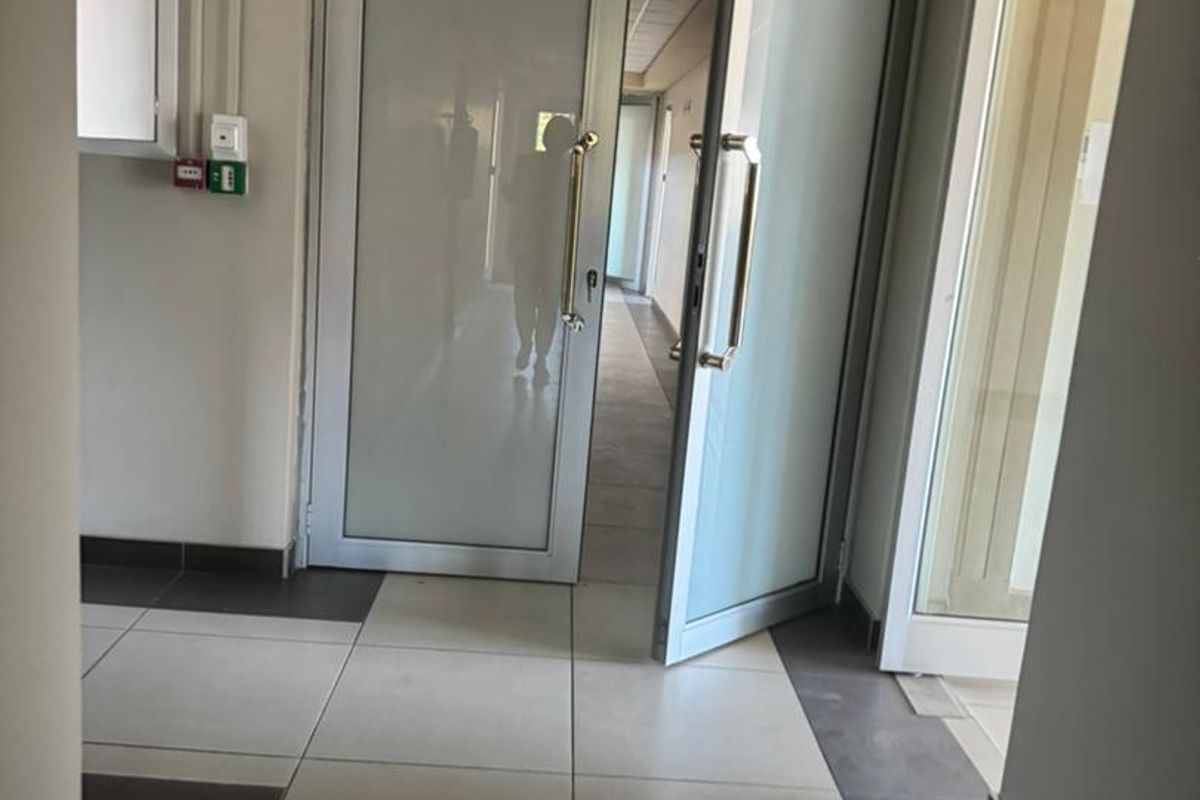 MODERN OFFICES TO LET - SHARED BUILDING - Photo 3