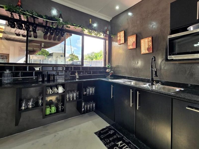 Explore Sophistication: 5-Bedroom Entertainment Escape! - Photo 4