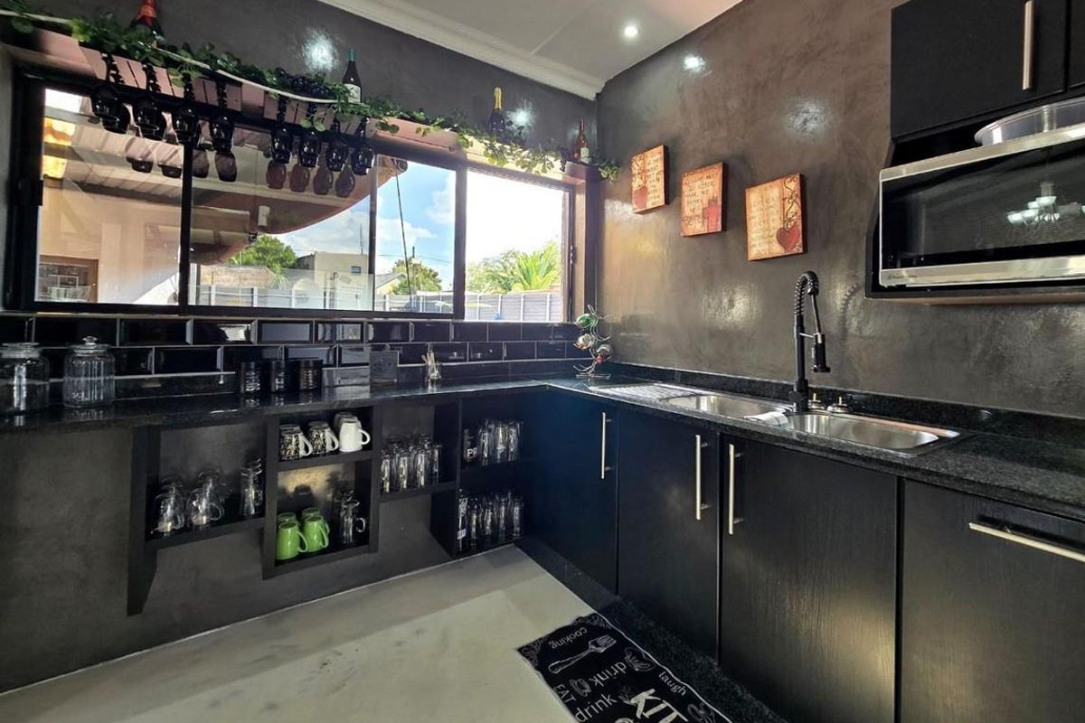 Explore Sophistication: 5-Bedroom Entertainment Escape! - Photo 4