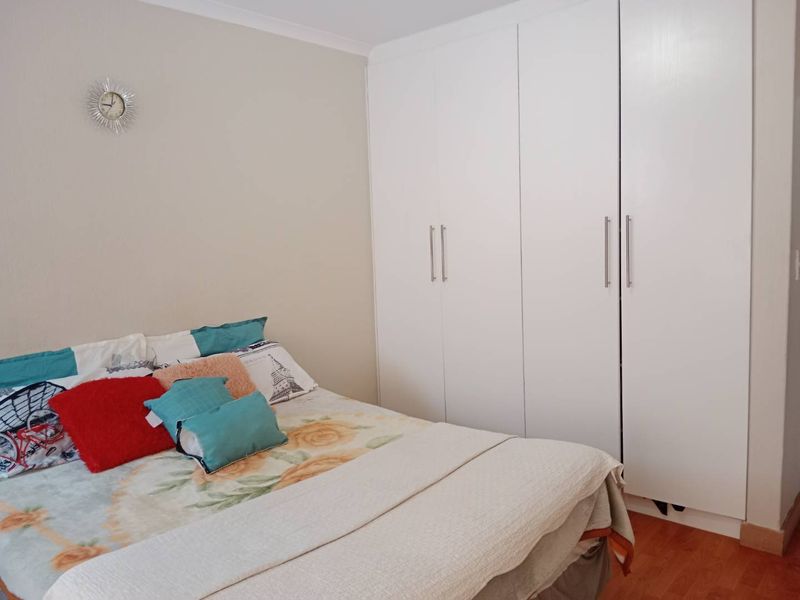 Charming 2-Bedroom Apartment in Secure 24-Hour Security Complex - Photo 10