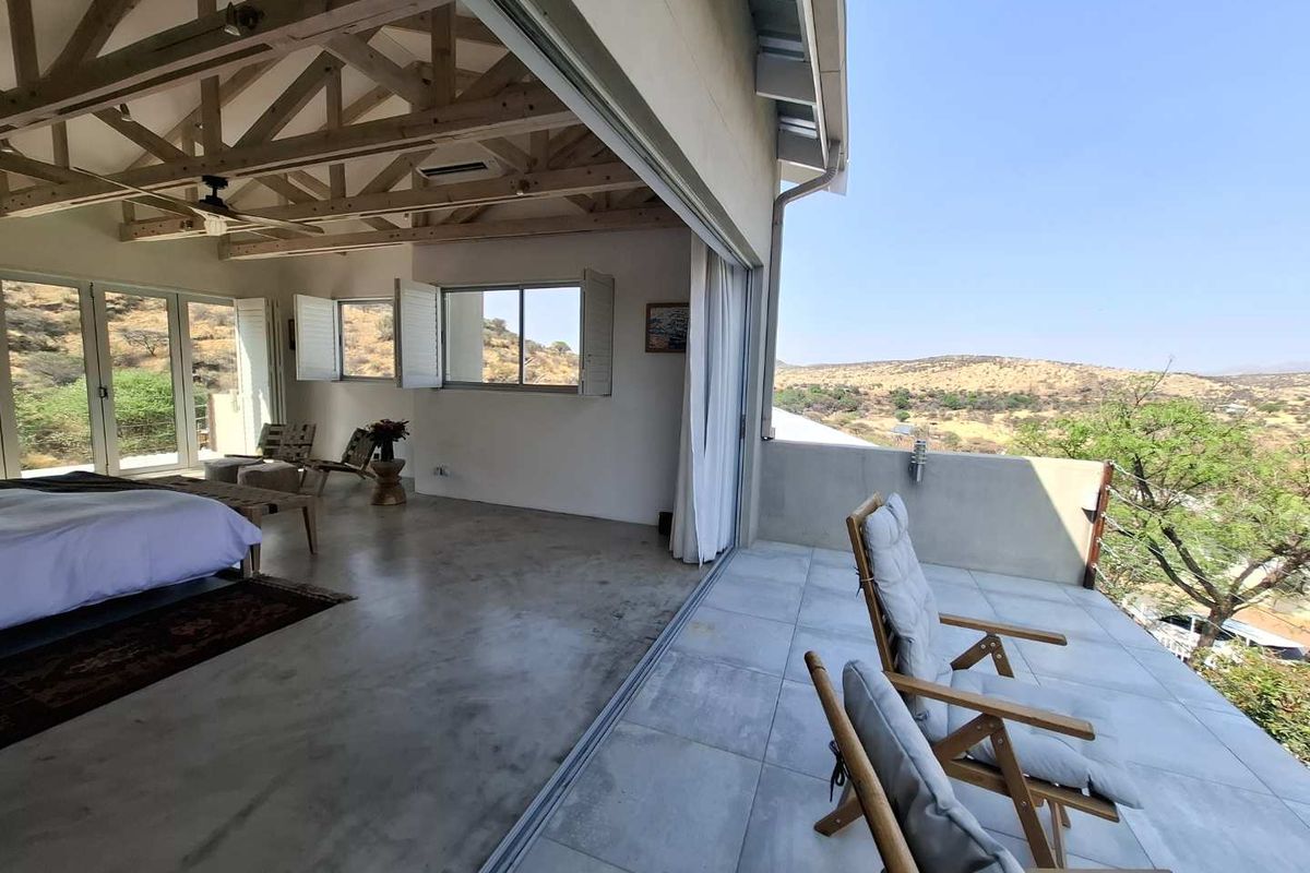 Exquisite, fully furnished, Family Home with Breathtaking Views - Photo 3