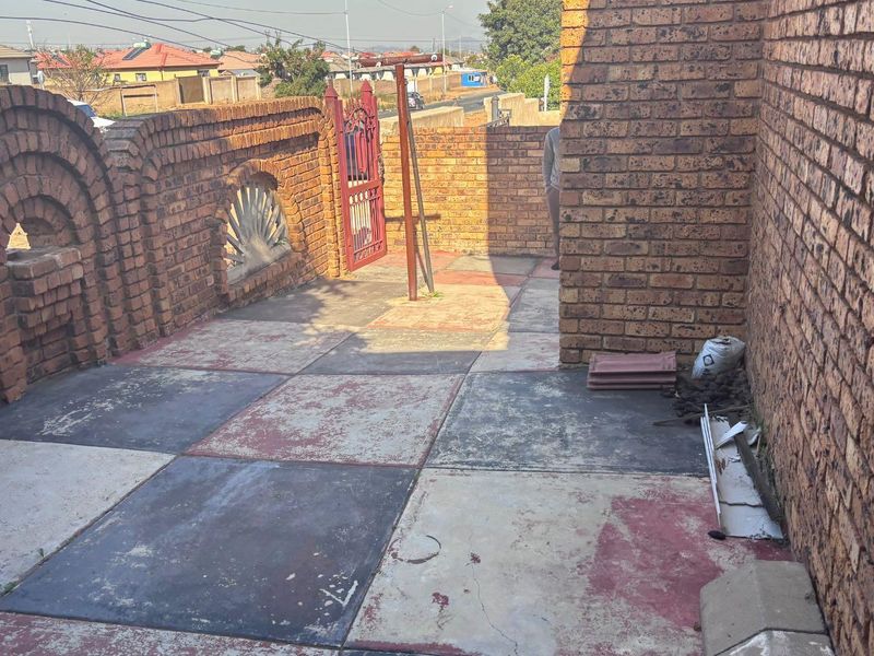 3 BEDROOM FAMILY HOME - Photo 10