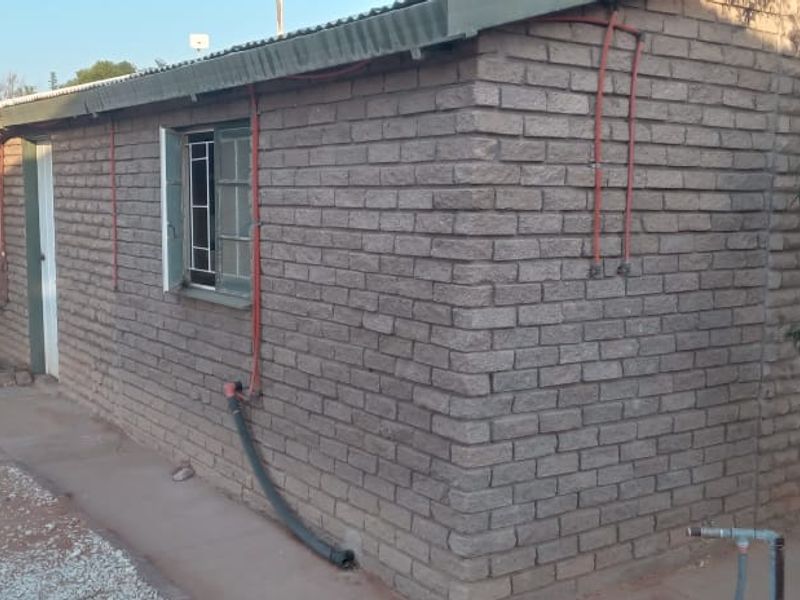 Spacious 3-Bedroom Family Home on Large Erf - Ideal for Expansion or Investment! - Photo 9