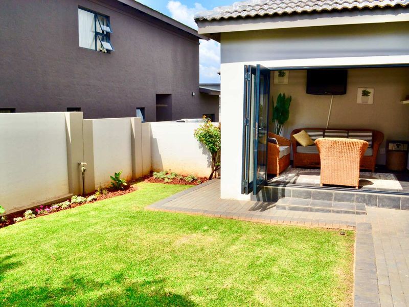 ***COZY and MODERN - Are you a Young Professional looking for a Lock-up and Go? Two En-suite Bedrooms in Heron Hill Garden Estate, Olympus*** - Photo 4