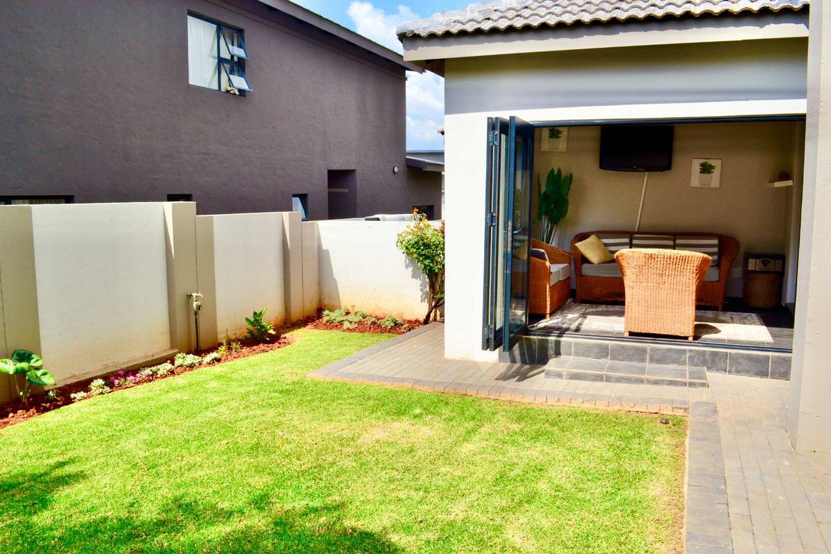 ***COZY and MODERN - Are you a Young Professional looking for a Lock-up and Go? Two En-suite Bedrooms in Heron Hill Garden Estate, Olympus*** - Photo 4