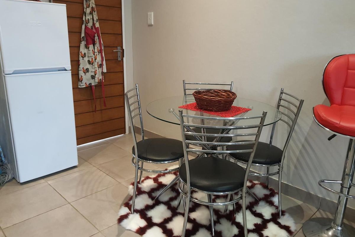 Stunning 3 bed, 2 bath unit in a secure complex - Photo 5