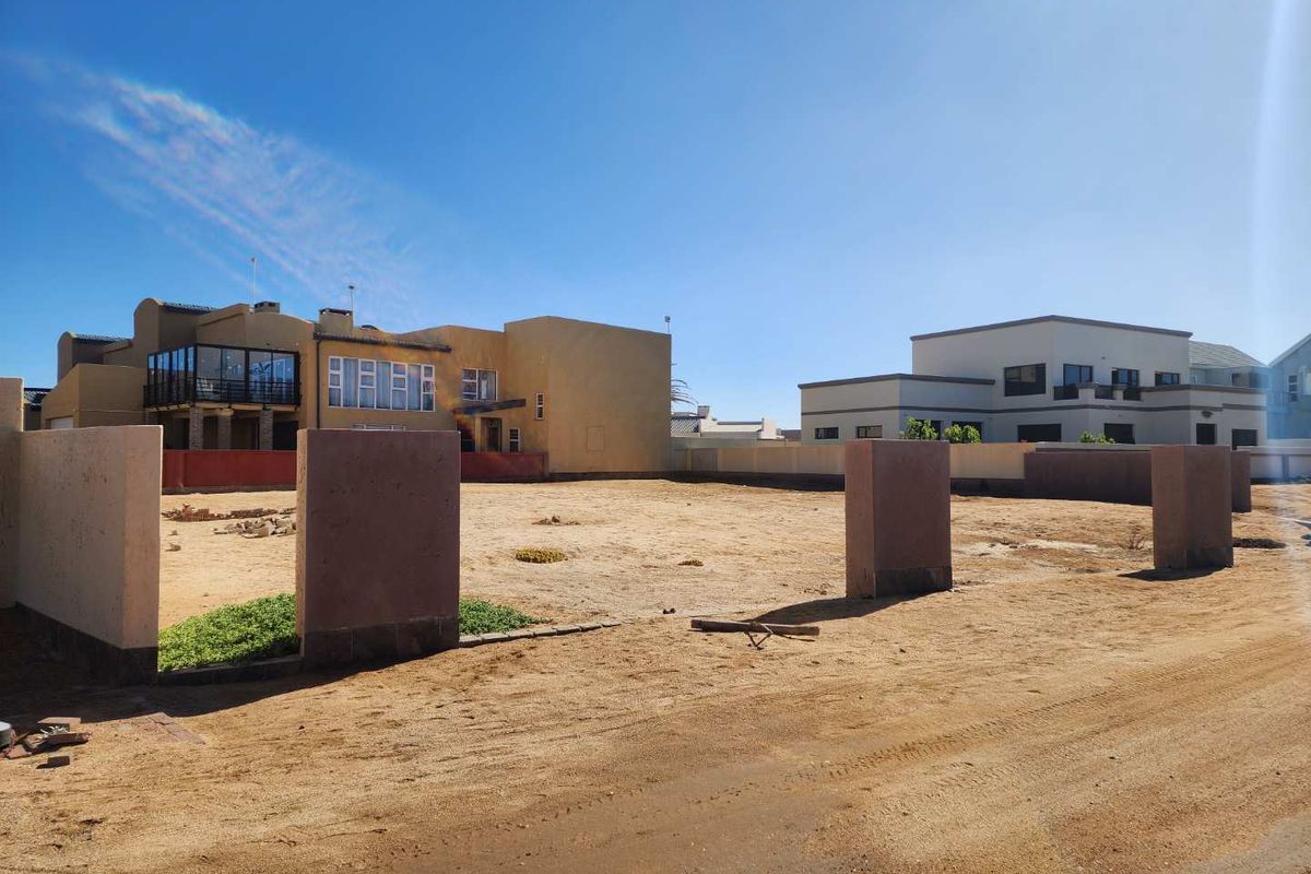 Located in the " Blou Mure" area in Henties Bay. - Photo 5