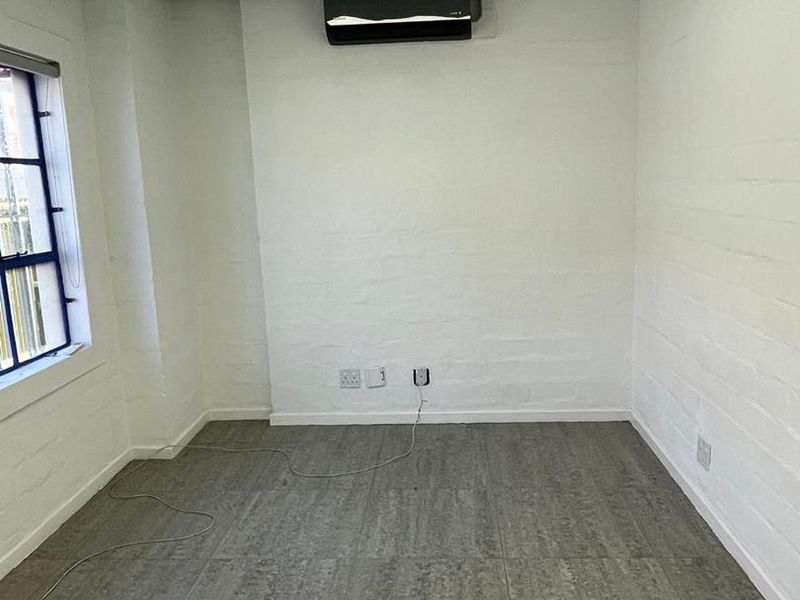 200m2 TO LET HIGHLY VISIBLE, DRIVE-IN ACCESS : RETAIL / OFFICE / WAREHOUSE / - Photo 8