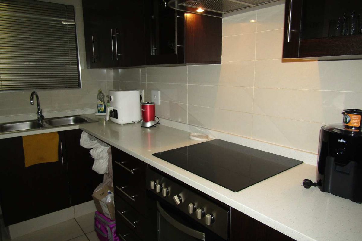 Modern Lifestyle Living - Photo 4