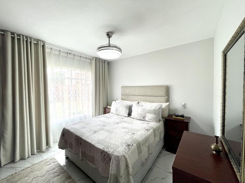 Modern Ground Floor Corner Unit with Private Garden. Newly renovated! - Photo 9