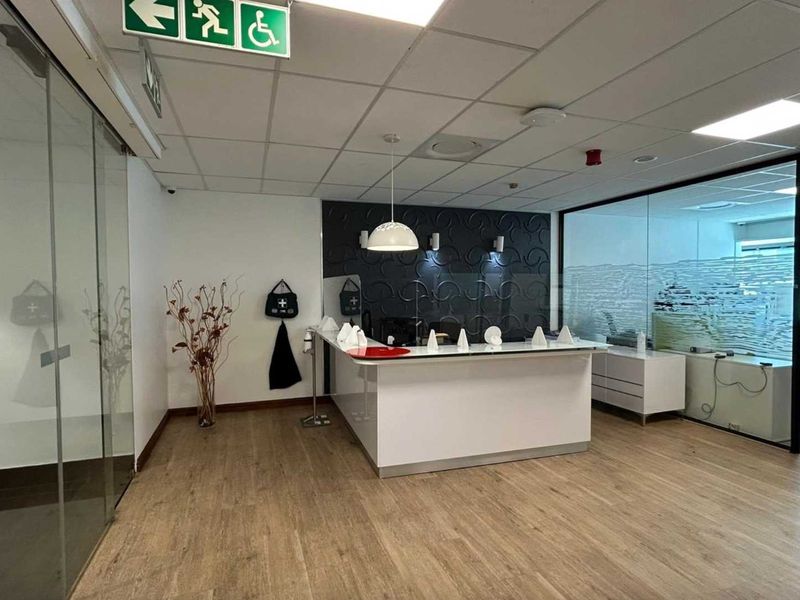 Premium 950m2 office space to let in Foreshore - Photo 4