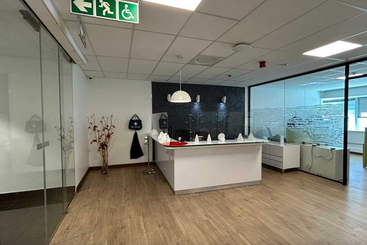 Premium 950m2 office space to let in Foreshore - Photo 4