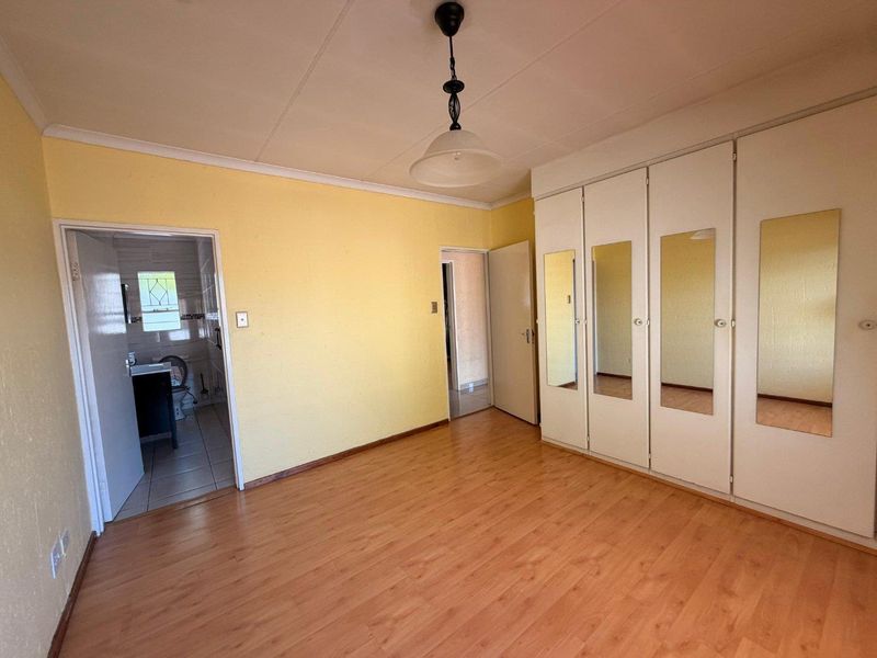 Comfort, Space & Convenience – Immaculate 2-Bedroom Townhouse with 3 Parking Bays in Sandton - Photo 7