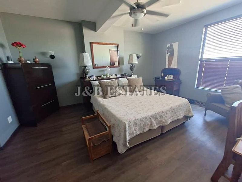 "Own a Slice of Heaven: Lagoon Views & Investment Potential!" - Photo 8