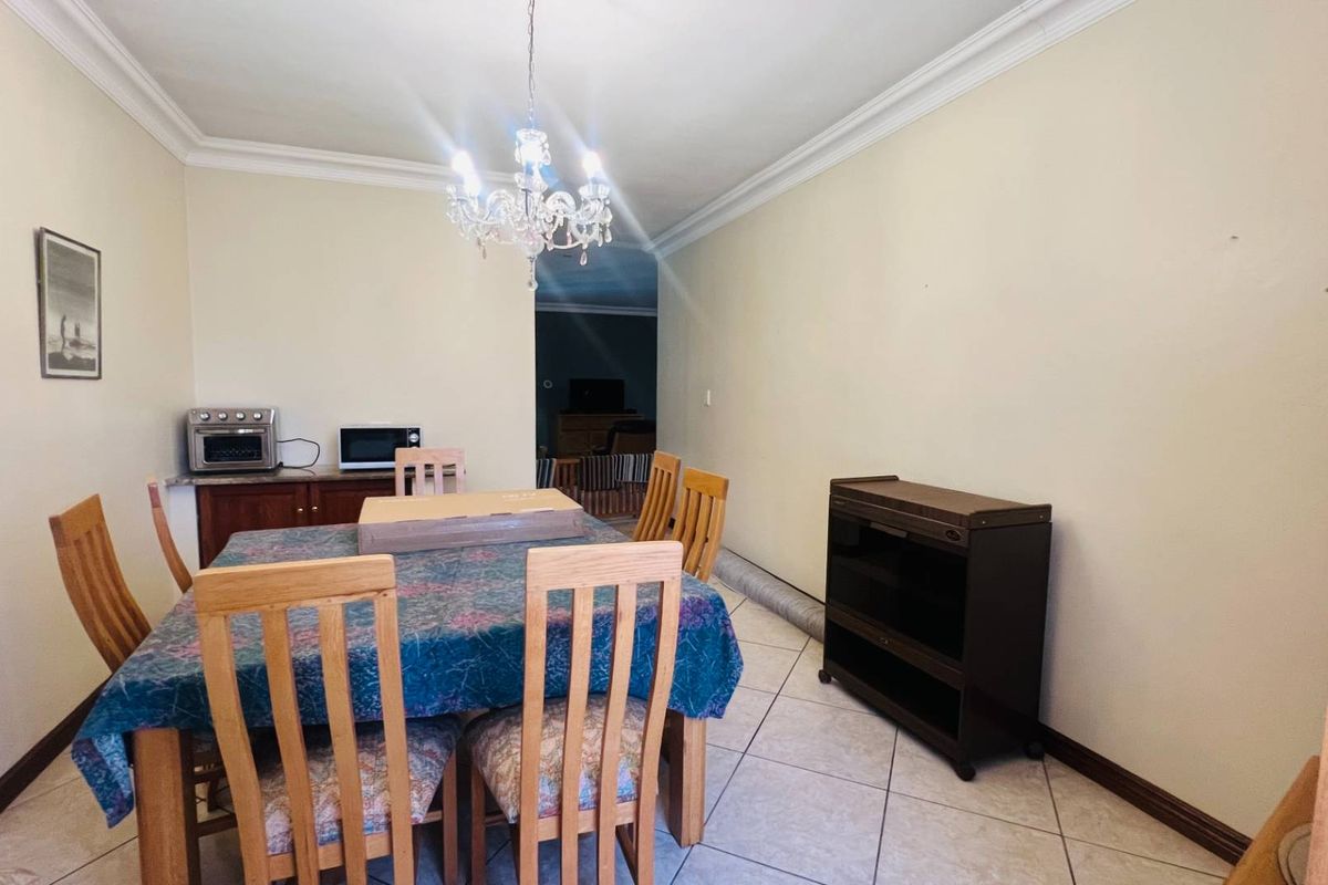 A Rare Midstream Gem - Immaculate, Freshly Painted Family Home | 3 Bedrooms | 1 Study | 3 Bathrooms | Midstream Estate - Photo 5