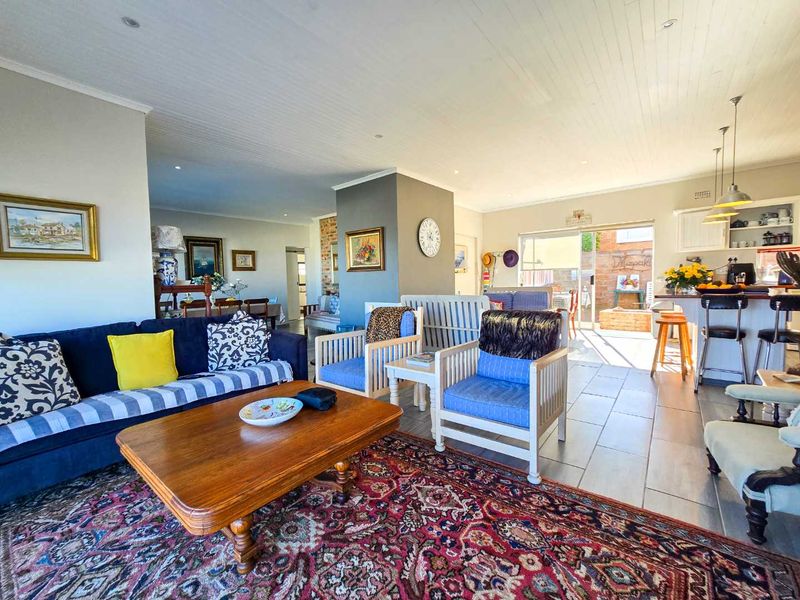 Family living with breathtaking sea views. - Photo 2